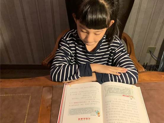 小孩在桌子上
中度可信度描述已自动生成